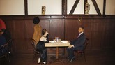 FOTO: Restoran New York Dekor Ruangan dengan Patung Seleb Restoran ikonik di New York, AS, Peter Luger, mendekor ruangannya dengan patung-patung selebriti dalam rangka menjalankan konsep physical distancing.