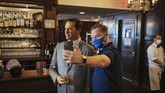 FOTO: Restoran New York Dekor Ruangan dengan Patung Seleb Restoran ikonik di New York, AS, Peter Luger, mendekor ruangannya dengan patung-patung selebriti dalam rangka menjalankan konsep physical distancing.