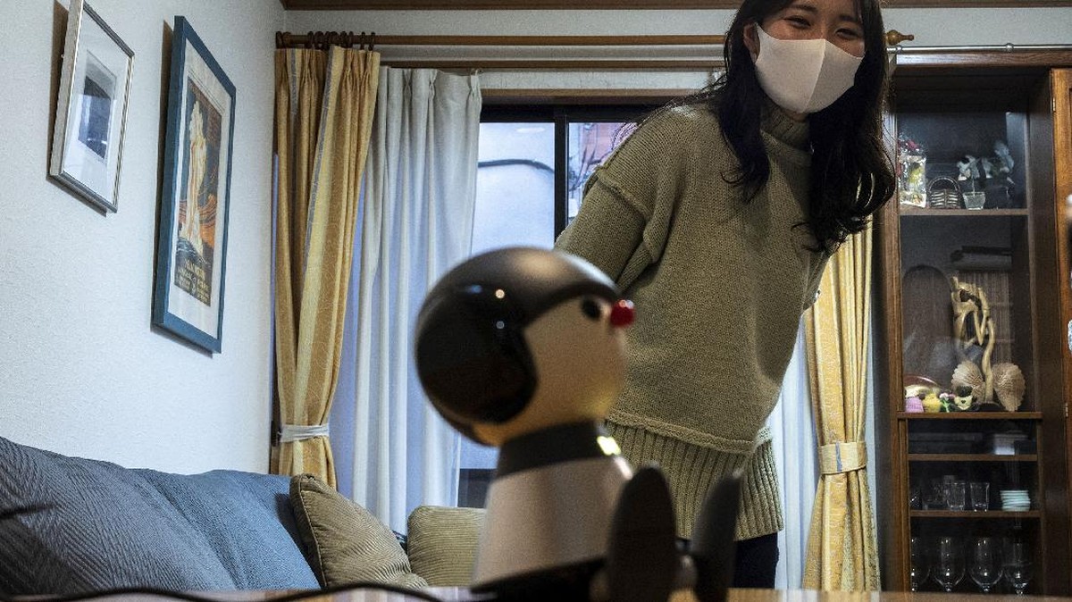 FOTO: Warga Jepang Isolasi Covid-19 Ditemani Robot Mungil