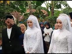 Perjalanan Asmara Sepasang Kembar di Sumedang yang Nikah Bareng