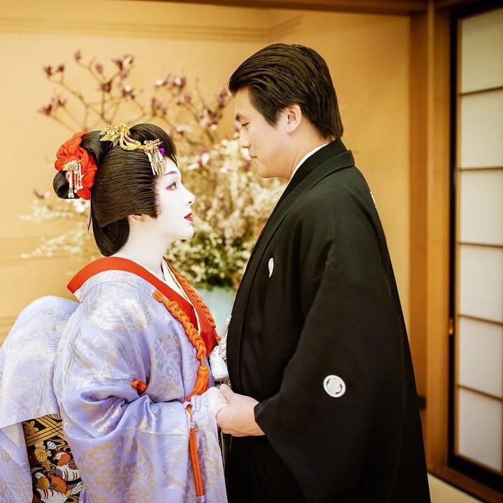 <p>Ada yang unik dari sesi foto berdua kali ini, Syahrini tampil dan berdandan seperti Geisha, Bunda. Geisha sendiri merupakan wanita seniman tradisional Jepang. (Foto: Instagram @princesssyahrini)</p>
