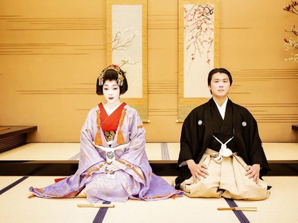 5 Potret Syahrini Tampil Beda di Anniversary Pernikahan, Dandan ala Geisha