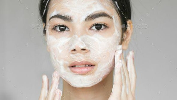 Ternyata Salah Memilih Pembersih Wajah Bisa Jadi Penyebab Timbulnya Jerawat, Ini Alasannya!