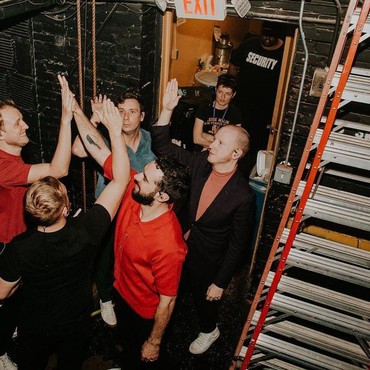 Lirik Lagu Undercover Martyn - Two Door Cinema Club