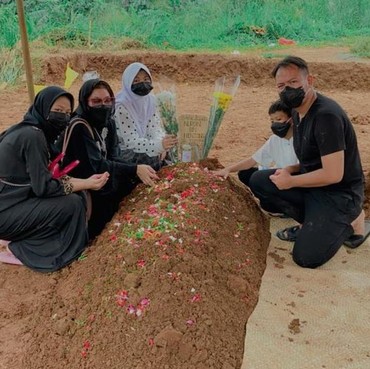 Ayah Mertua Vicky Meninggal Dunia hingga Dugaan Pelakor Nissa Sabyan