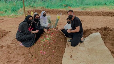 Ayah Mertua Vicky Meninggal Dunia hingga Dugaan Pelakor Nissa Sabyan