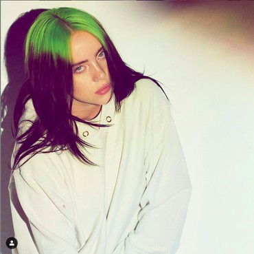 Alasan Billie Eilish Sembunyikan Rambut Blondenya dengan Wig