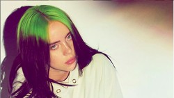 Alasan Billie Eilish Sembunyikan Rambut Blondenya dengan Wig