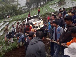 Truk Tangki Terguling ke Ladang Sedalam 50 meter di Karanganyar