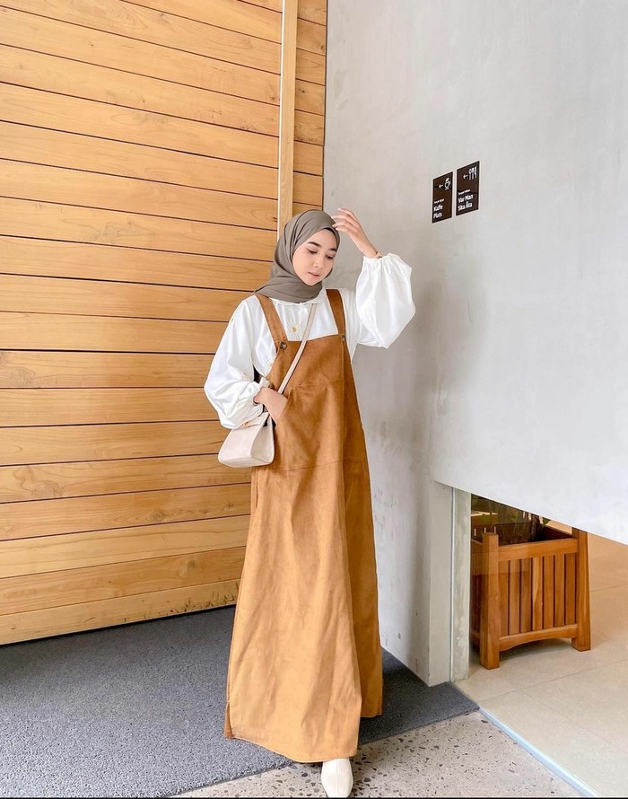 Overall earth tone dipadukan dengan blouse putih berpotongan lengan peasant membuat penampilanmu tidak terkesan membosankan. Paduan outfit ini cocok digunakan untuk hang out bersama teman-teman. (foto: instagram.com/richaeu)