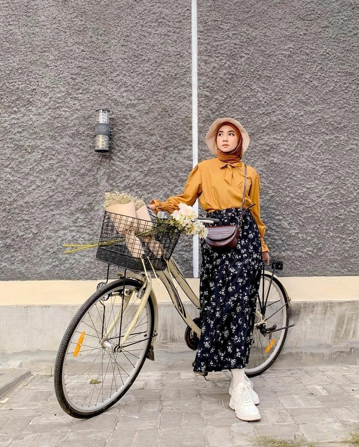 Tidak melulu polos. Blouse berhiaskan pita dengan floral skirt juga cantik untuk menemani aktivitasmu sehari-hari. (foto: instagram.com/richaeu)