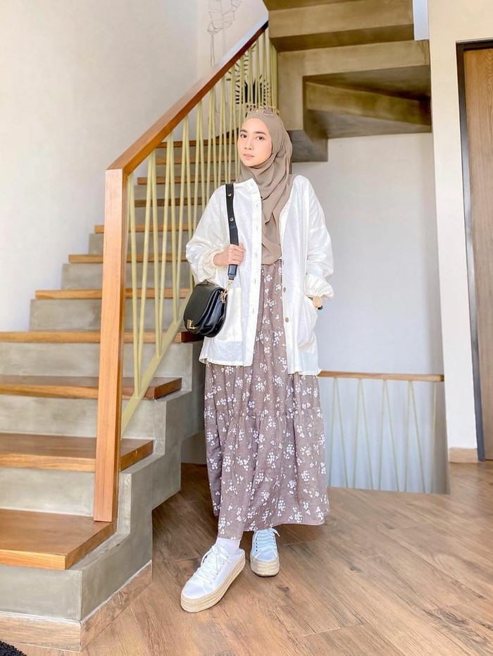 Floral dress dengan outer putih dan platform shoes memberikan kesan kasual nan manis. (foto: instagram.com/richaeu)