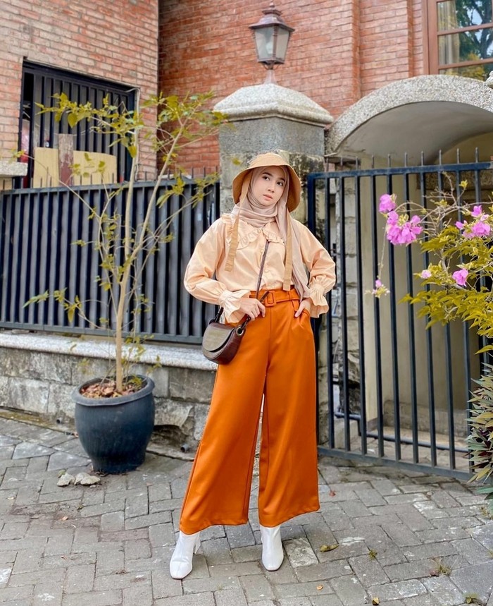 Bawahan kulot dengan atasan blouse bervolume lalu dipadukan dengan boots adalah jaminan untuk membuat penampilanmu stylish maksimal. (foto: instagram.com/richaeu)