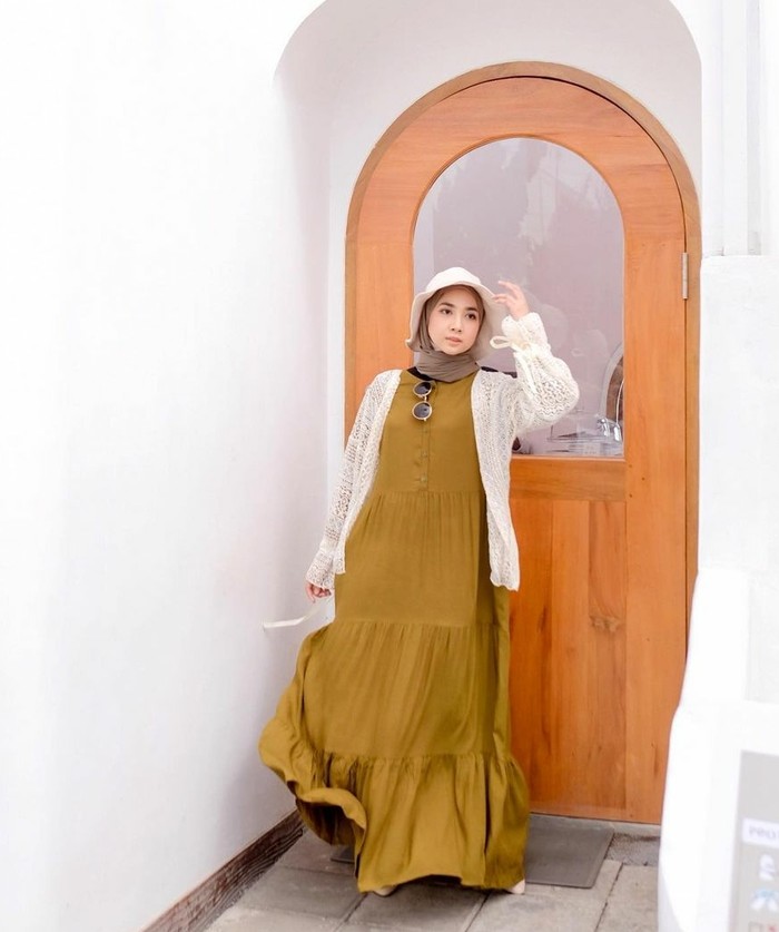 Buat traveling kadang kita gak mau ribet. Mau yang simple, tapi tetap stylish. Kalau kamu mau terlihat effortless chic, bisa banget ngikutin OOTD Richa yang satu ini. (foto: instagram.com/richaeu)