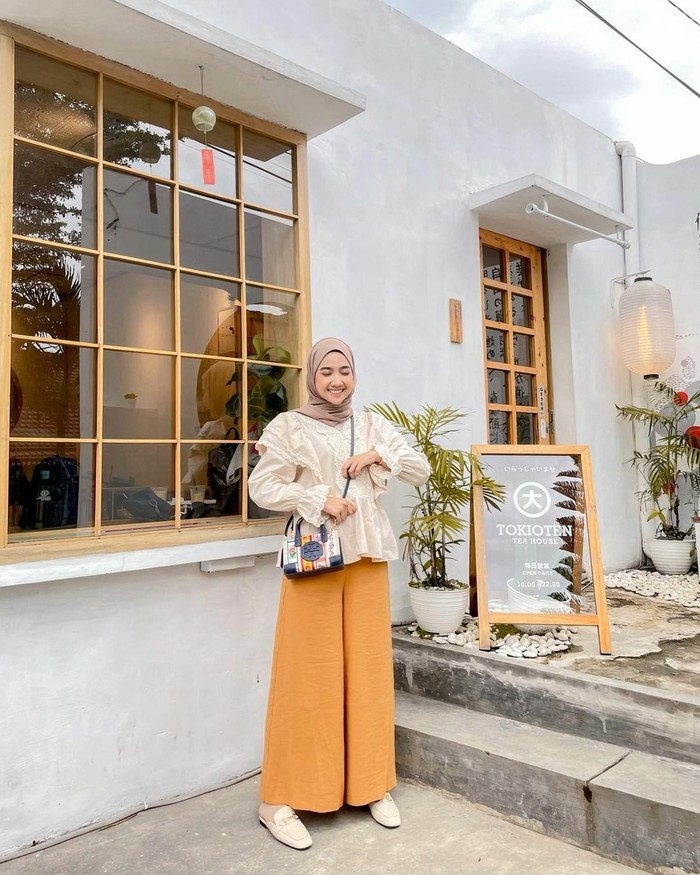 Celana kulot dengan ruffle blouse tidak pernah gagal membuat penampilan jadi memikat. (foto: instagram.com/richaeu)