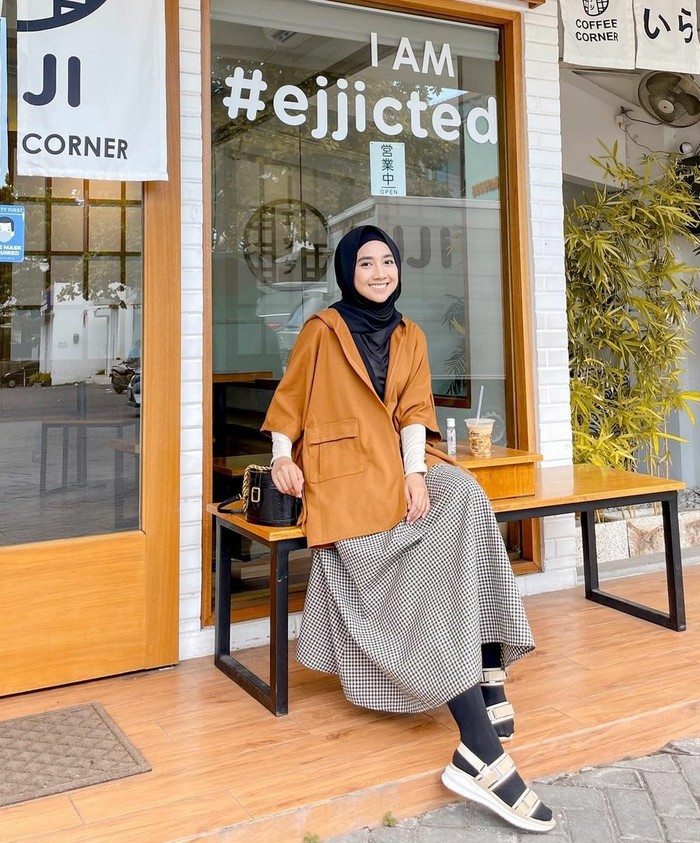 Inspirasi OOTD Hijab Earth Tone ala Richa Etika Ulhaq - Foto 1