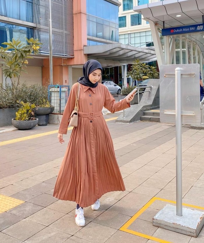 Tetap tampil bergaya meski outfitmu super simple. Hanya maxi dress dengan belt dan sneakers. (foto: instagram.com/richaeu)