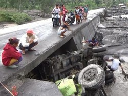 Jembatan di Lumajang Ambruk Diterjang Banjir Lahar Gunung Semeru