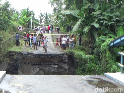 Diterjang Banjir Lahar Semeru, Jembatan Penghubung Antar Kecamatan Ambruk