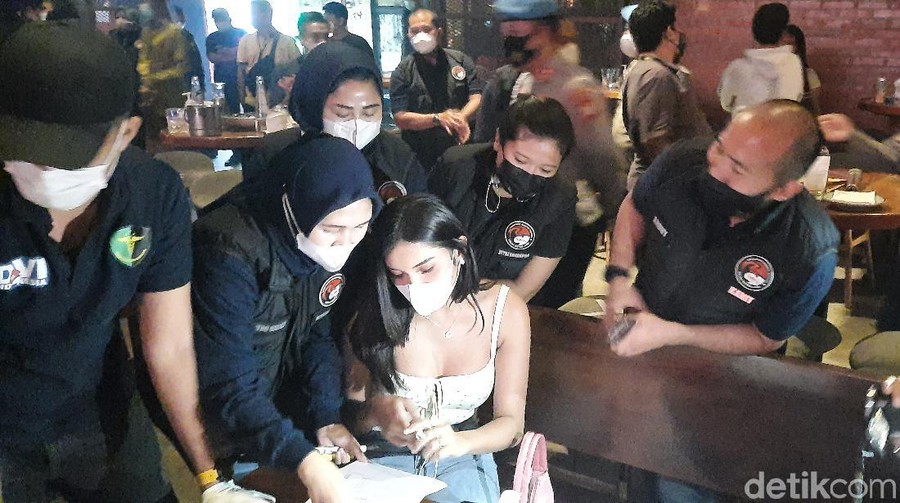 Millen Cyrus terjaring operasi protokol kesehatan