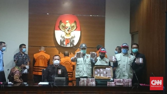 Nurdin Abdullah ditetapkan bersama dua tersangka lainnya dalam kasus dugaan suap dan gratifikasi pada proyek infrastruktur di Sulawesi Selatan.