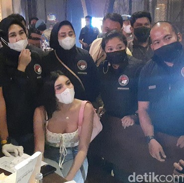 Lagi, Millendaru Diborgol Polisi Saat Razia Malam karena Positif Narkoba