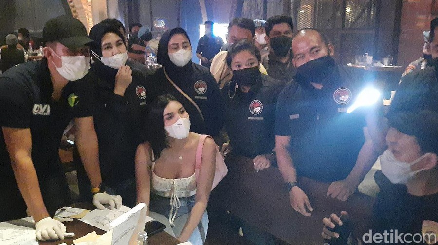 Polisi razia protokol kesehatan tempat hiburan malam, Millen Cyrus ikut jadi pengunjung