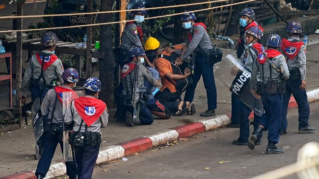Jumlah korban meninggal dalam demo menentang kudeta di Myanmar pada akhir pekan lalu mencapai 18 orang.
