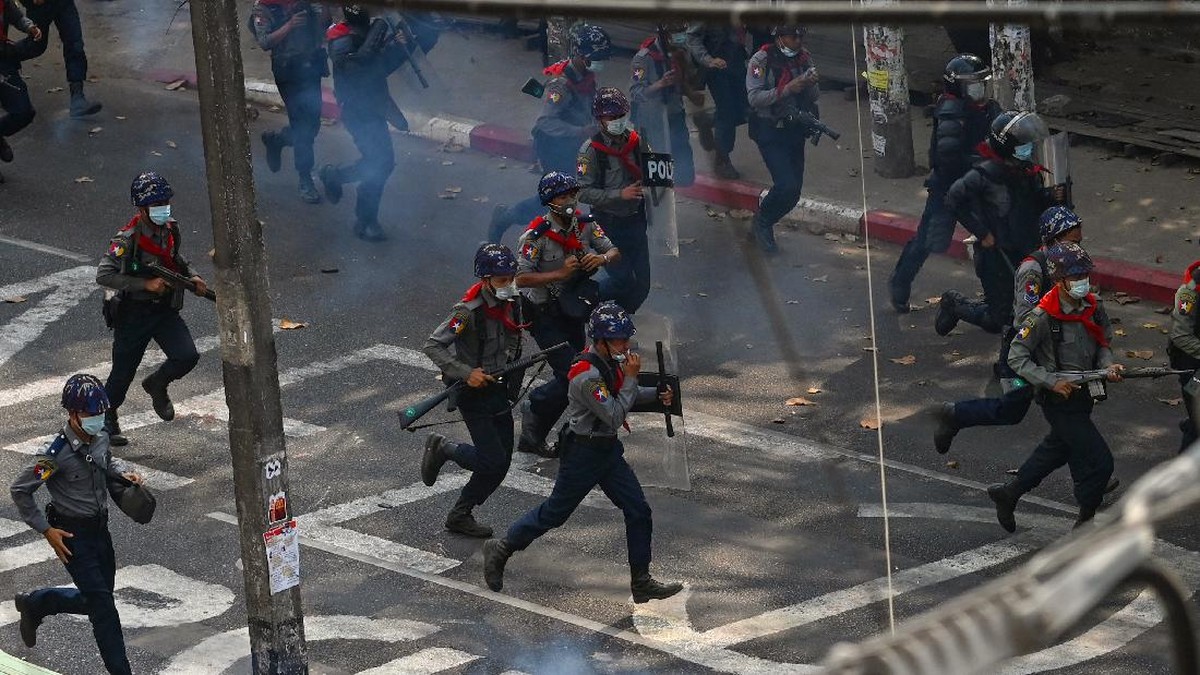 FOTO: Polisi Myanmar Tangkap Paksa Pedemo Antikudeta