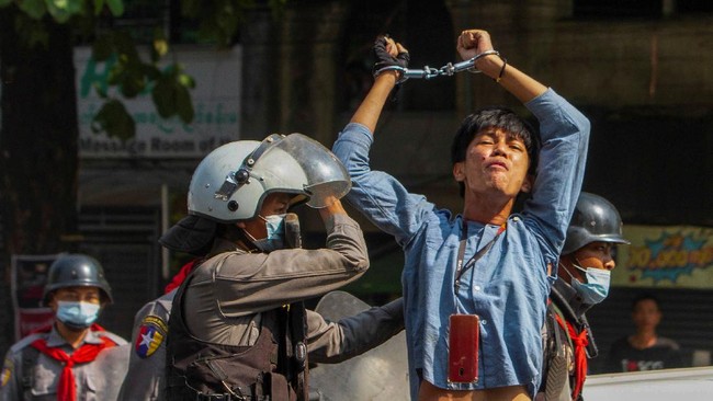 Sekitar 84 pengunjuk rasa yang ditangkap dalam protes anti kudeta di Mandalay pada 7 Maret, didakwa melanggar Pasal 505a KUHP karena mendorong PNS mogok massal.