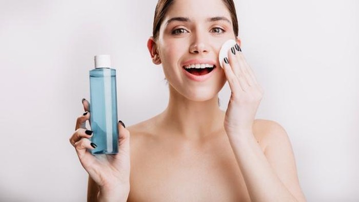 6 Tips Pakai Exfoliating Toner untuk Dapatkan Hasil Maksimal