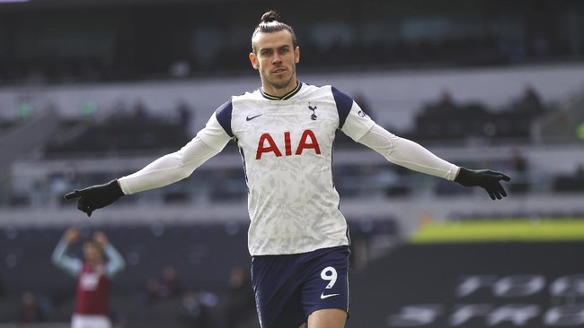 Penyerang sayap Tottenham Hotspur Gareth Bale menjadi pahlawan kemenangan tim saat menaklukkan Leicester City 4-2, Minggu (23/5).