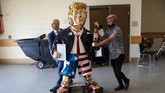 FOTO: Patung Emas Trump Pakai Sandal Jepit Buat Orang Melirik Patung emas mantan Presiden AS, Donald Trump, membetot perhatian dalam Konferensi Politik Konservatif (CPAC) di Orlando, Florida.