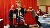 FOTO: Patung Emas Trump Pakai Sandal Jepit Buat Orang Melirik Patung emas mantan Presiden AS, Donald Trump, membetot perhatian dalam Konferensi Politik Konservatif (CPAC) di Orlando, Florida.