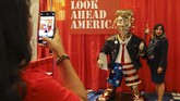 FOTO: Patung Emas Trump Pakai Sandal Jepit Buat Orang Melirik Patung emas mantan Presiden AS, Donald Trump, membetot perhatian dalam Konferensi Politik Konservatif (CPAC) di Orlando, Florida.