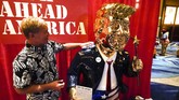 FOTO: Patung Emas Trump Pakai Sandal Jepit Buat Orang Melirik Patung emas mantan Presiden AS, Donald Trump, membetot perhatian dalam Konferensi Politik Konservatif (CPAC) di Orlando, Florida.