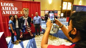 FOTO: Patung Emas Trump Pakai Sandal Jepit Buat Orang Melirik