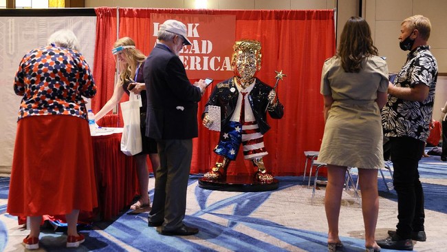 FOTO: Patung Emas Trump Pakai Sandal Jepit Buat Orang Melirik