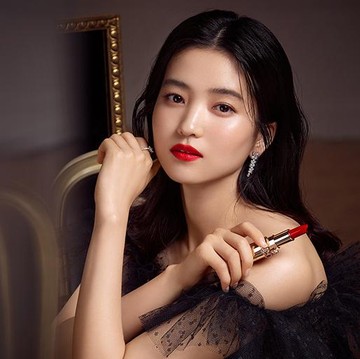 10 Potret Kim Tae Ri Tampil Menawan Pakai Lipstik Merah