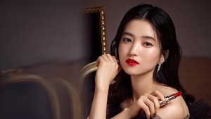 10 Potret Kim Tae Ri Tampil Menawan Pakai Lipstik Merah