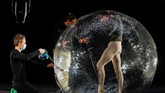 FOTO: Liuk Balerina dalam Isolasi Balon Plastik kala Pandemi Sekelompok balerina meliuk di dalam gelembung plastik demi tampil di tengah pandemi Covid-19 yang mengharuskan mereka menjaga jarak dan isolasi diri.
