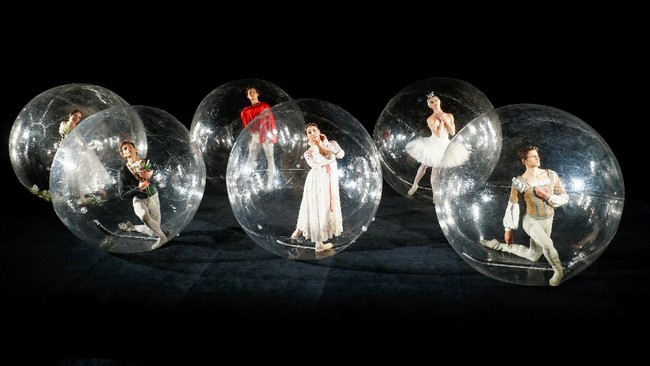 FOTO: Liuk Balerina dalam Isolasi Balon Plastik kala Pandemi