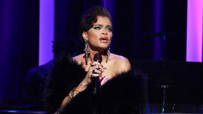 Andra Day mencetak sejumlah sejarah Golden Globe ketika meraih trofi kategori Aktris Film Drama Terbaik berkat perannya di The United States vs. Billie Holiday.