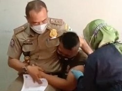 Kocak! Anggota Satpol PP Majalengka Menjerit Saat Disuntik Vaksin