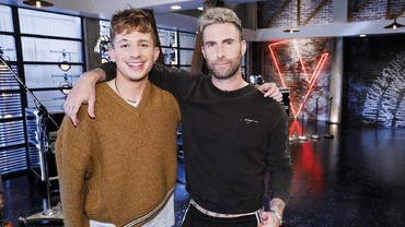 Biasa Tampil Kece, Adam Levine dan Charlie Puth Tampak Konyol di Foto Ini