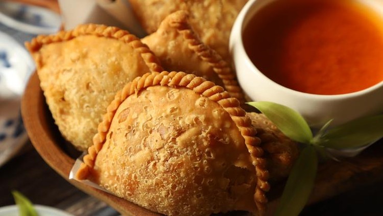 Cara Makan Pastel Heboh Diperdebatkan, Kamu Tim Mana?