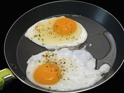 Lebih Bagus Pakai Minyak atau Mentega Buat Masak Telur?