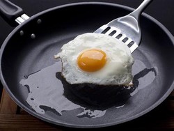Cara Menggoreng Telur Mata Sapi Tanpa Minyak, Cukup Pakai Air!