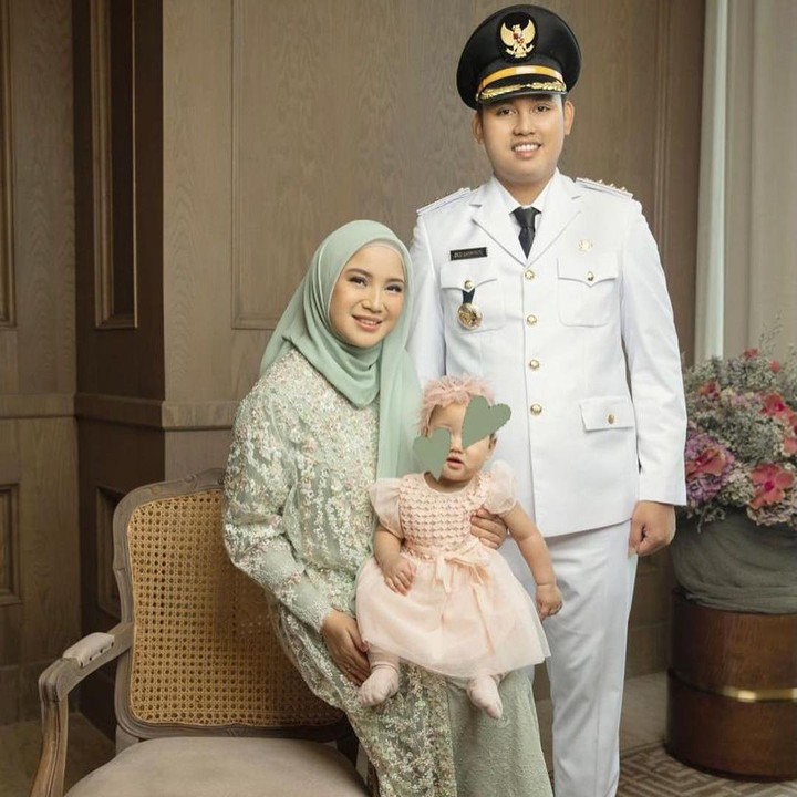 <p>Berikut potret Chaca bersama suami dan anak semata wayangnya, Cassia Shakir Ganinduto. (Foto: Instagram @chafrederica)</p>