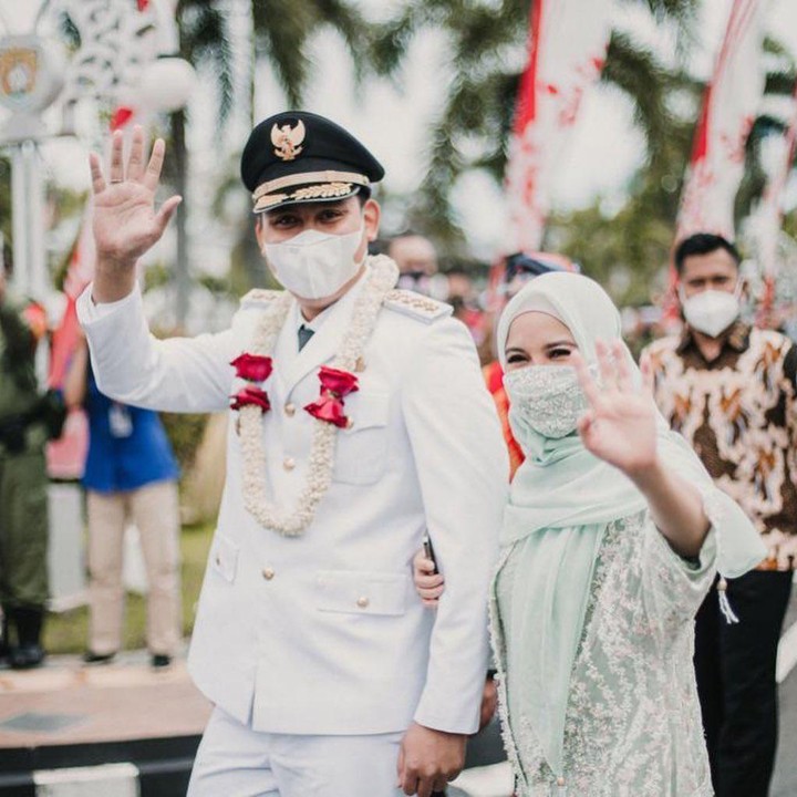 <p>Pada Jumat (26/2/2021) lalu, Chacha terlihat ikut mendampingi sang suami dalam pelantikan yang digelar di Gradhika Kantor Gubernur Jawa Tengah, Semarang. (Foto: Instagram @chafrederica)</p>